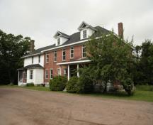 Cette image montre la partie de la maison en brique construite pour sir Albert Smith; Village of Dorchester