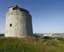 Vue générale de la tour Martello de Carleton, qui montre la conception défensive.; Parks Canada Agency / Agence Parcs Canada.