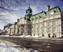 Vue générale de l'Hôtel-de-Ville-de-Montréal qui montre la maçonnerie de qualité, 1994.; Parks Canada Agency / Agence Parcs Canada, P St. Jacques, 1994.