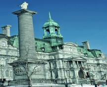 Vue générale de l'Hôtel-de-Ville-de-Montréal qui montre le style Second Empire, manifeste dans les toits mansards à forte pente recouverts de métal, 1994.; Parks Canada Agency / Agence Parcs Canada, P St. Jacques, 1994.