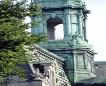 Vue générale de l'Hôtel-de-Ville-de-Montréal qui montre les embellissements riches, 1994.; Parks Canada Agency / Agence Parcs Canada, P St. Jacques, 1994.