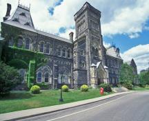 Vue générale du University College qui montre le traitement du style roman.; Parks Canada Agency / Agence Parcs Canada.