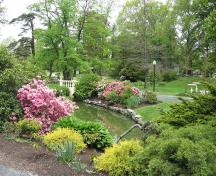 Vue générale des Jardins publics de Halifax, qui montre de pelouses bien entretenues et de massifs de fleurs géométriques, zigzagués et arqués, 2007.; Halifax Public Gardens, Ndh, 2007.
