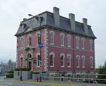 Vue générale de l'Édifice Malahat, qui montre son plan simple et centralisé de son corps de bâtiment, sur un soubassement surélevé , 2011.; Parks Canada Agency / Agence Parcs Canada, Andrew Waldron, 2011.