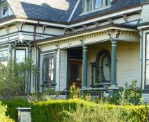 Vue générale le 223, rue Robert, qui montre ses matériaux et formes, qui cadrent tous avec l'architecture domestique de style Queen Anne, 2011.; Parks Canada Agency / Agence Parcs Canada, Andrew Waldron, 2011.