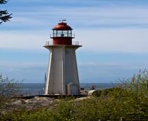 Vue générale du phare de la pointe Atkinson, qui montre la tour tronconique à section hexagonale en béton armé, 2009.; Point Atkinson Lighthouse, Tyler Ingram, 2009.