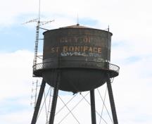 Vue d'ensemble - du nord du château d'eau du service des eaux de Saint-Boniface, Winnipeg, 2006; Historic Resources Branch, Manitoba Culture, Heritage & Tourism, 2006