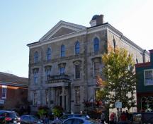 Vue générale du Palais de Justice du District de Niagara, qui montre son étroite et harmonieuse relation avec la rue principale de la ville et les édifices voisins, 2010.; Old Niagara Court House, Sean Marshall, October, 2010.