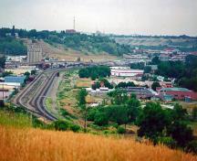 Vue générale  de l'Industrie de l'argile à Medicine Hat, qui montre la ligne secondaire et l'emprise du CP à la gauche, 1999.; Parks Canada Agency / Agence Parcs Canada, E. Mills, 1999.