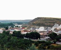 Vue générale de l'Industrie de l'Argile à Medicine Hat, qui montre la concentration de vestiges de structures industrielles regroupés en sites de fabrication.; Parks Canada Agency / Agence Parcs Canada.