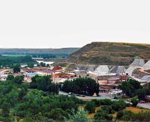 Vue générale  de l'Industrie de l'argile à Medicine Hat, qui montre les berges d’argile, 1999.; Parks Canada Agency / Agence Parcs Canada, E. Mills, 1999.