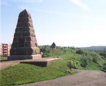 Vue générale du fort Howe, marqué par une plaque de la Commission des lieux et monuments historiques du Canada à l’extrémité ouest du parc, 2003.; Parks Canada Agency/ Agence Parks Canada, 2003.