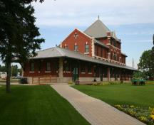 Vue du nord-est de la gare Canadien National de Dauphin, Dauphin, 2005; Historic Resources Branch, Manitoba Culture, Heritage & Tourism, 2005