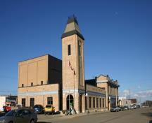 Vue de la façade latérale de l'édifice municipal et auditorium de Virden, Virden, 2005; Historic Resources Branch, Manitoba Culture, Heritage,  ourism, 2005