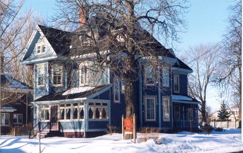 Showing Queen Anne Revival elements