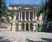 Vue générale du Osgoode Hall qui montre le traitement sculptural des façades, 1993.; Parks Canada Agency / Agence Parcs Canada, J Butterill, 1993.