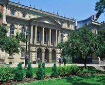 Vue générale du Osgoode Hall qui montre sa forme, composée de baies en saillie jointes par une longue partie centrale, 1993.; Parks Canada Agency / Agence Parcs Canada, J Butterill, 1993.