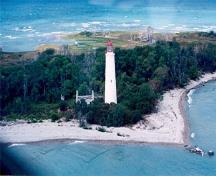 Vue panoramique du phare de l'île Chantry se dressant à son emplacement pittoresque de la côte, rehaussant le cachet panoramique et maritime de la région où elle constitue un symbole, 1990.; Canadian Coast Guard / Garde côtière canadienne, 1990.