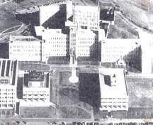 Vue aérienne de l’édifice du quartier général de la GRC, vers 1991.; Department of Public Works / Ministère des Travaux publics, ca./vers 1991.