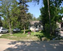 Contextual view from the road, Davidson-Wigg Cottage, Gimli 2013; Historic Resources Branch, Manitoba Tourism, Culture, Heritage, Sport and Consumer Protection, 2014