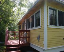 Vue oblique de la façade, chalet Maryville, Gimli 2013; Historic Resources Branch, Manitoba Tourism, Culture, Heritage, Sport and Consumer Protection, 2014