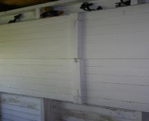 Intérieur dela porche montrant des frissons doubles (a fermé), chalet Maryville, Gimli 2013; Historic Resources Branch, Manitoba Tourism, Culture, Heritage, Sport and Consumer Protection, 2014
