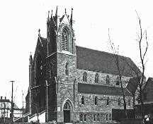 L’église Saint-Bernard avant les rajouts de 1918 et la construction du presbytère en pierre de 1917.; Moncton Museum