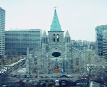 Vue de l'extérieur de la basilique St. Patrick, qui montre la qualité des matériaux de construction, notamment la maçonnerie de pierre calcaire, les décorations de pierre et le toit de cuivre, 1995.; Parks Canada Agency / Agence Parcs Canada, P. St. Jacques, 1995.
