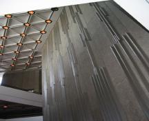 Vue de l'intérieur montrant le mur du hall du théâtre au lieu historique national du Canada du Centre-National-des-Arts, 1985.; Agence Parcs Canada / Parks Canada Agency, R. Goodspeed, 2005.