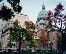 Vue latérale de la cathédrale, prise depuis la Place du Canada.  On aperçoit le dôme principal, ainsi qu'un des deux petits dômes latéraux; Parks Canada / parcs Canada, 1999 (Nathalie Clerk)