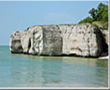 Vue de l'eau des falaises de Steep Rock, Steep Rock, 2013; Historic Resources Branch, Manitoba Tourism, Culture, Heritage, Sport and Consumer Protection, 2014