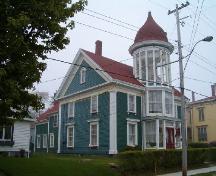 Side elevation showing rear ell, Lovitt House, Yarmouth, 2004.; Heritage Division, NS Dept. of Tourism, Culture and Heritage, 2004.
