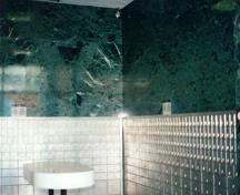 Vue de l'intérieur de l'édifice du gouvernement du Canada montrant les finitions à l’intérieur de la salle des casiers, 1996.; Parks Canada Agency | Agence Parcs Canada, 1996.
