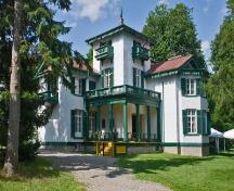 General view of Bellevue House, showing its elaborate detailing of scalloped eave fringe, window shutters, balcony canopy, brackets and balustrades, spoke-shaped verandah rails and tower finials, 2009.; Parks Canada Agency / Agence Parcs Canada, André Guindon, 2009.
