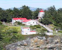 Vue générale du phare de Cape Beale et des bâtiments associés, 2009.; Kraig Anderson - lighthousefriends.com