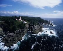 Vue aérienne du phare de Cape Beale montrant son emplacement le long de la côte dangereuse de l’île de Vancouver, à 60 mètres au-dessus de l’océan Pacifique.; Parks Canada Agency | Agence Parcs Canada