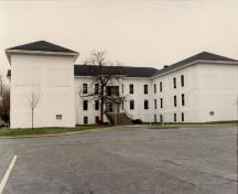 East elevation of Building B-1, showing the building’s symmetrical and horizontal massing, 1993.; Department of National Defence / Ministère de la Défense nationale, 1993.