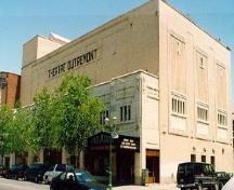 Vue en angle montrant deux façades et l'entrée principale du théâtre Outremont, 1993.; Parks Canada Agency | Agence Parcs Canada, Nathalie Clerk, 1993.