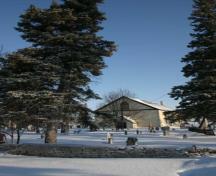 Vue contextuelle du site - vers le nord de l'Église presbytérienne de Kildonan, Winnipeg, 2005; Historic Resources Branch, Manitoba Culture, Heritage and Tourism, 2005