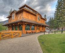 Vue générale du musée d'histoire naturelle, qui montre les murs extérieurs composés d’un placage de rondins croisés en losange et les travées revêtues de bardeaux qui font saillie au niveau de la mezzanine.; Amar Athwal, Parks Canada Agency / Agence Parcs Canada, 2011