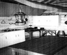Vue de l'intérieur du Chalet des gardes du parc de Cuthead, 1996.; Parks Canada Agency / Agence Parcs Canada, 1996