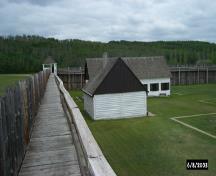 Vue des bâtiments et le stockade dans le fort; Parks Canada / Parcs Canada, 2003
