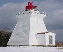 L'extérieur du phare de Gillis Point et l'entrée; Courtesy of Fisheries and Oceans Canada and the Canadian Coast Guard | Courtoisie de Pêches et Océans Canada et la Guarde Côtière Canadienne