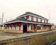 Vue en angle du VIA Rail/Ancien gare ferroviaire Canadian National, montrant les façades de l'arrière et du côté, 1992.; Agence Parcs Canada / Parks Canada Agency, Murray Peterson, 1992.