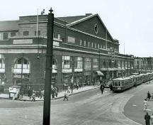 La façade sud (rue Sainte-Catherine) du Forum de Montréal montrant l'aspect d'origine de la structure avec les espaces commerciaux le long des façades sud et ouest (côté gauche de la photograhie), avril 1947.; Library and Archives Canada, National Film Board, Phototèque Collection | Bibliothèque et Archives Canada, Office national du film, Collection Phototèque, PA129603.