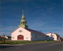 Vue générale de l' Église-Notre-Dame-de-Lorette, montrant la porte de plein ceintre surmontée d'un oculus, 2008.; Parks Canada Agency/Agence Parcs Canada, 2008.