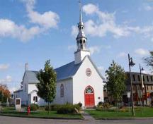 Vue en angle de l' Église-Notre-Dame-de-Lorette, montrant le clocher à deux lanternons, 2008.; Parks Canada Agency/Agence Parcs Canada, 2008.