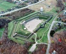 Vue aérienne du lieu historique national du Canada des Forts-de-Lévis, 1995.; J.P.Jérôme, Parks Canada Agency / Agence Parcs Canada, 1995.