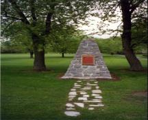 Photo de l'emlacement de plaque et du cairn commémorant le site de la bataille du 6 september 1775.; Parks Canada | Parcs Canada
