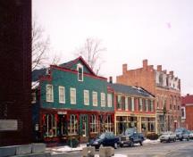 Vue de la côté sud de la rue Queen dans l'arrondissement historique de Niagara-on-the-Lake, 2002.; Parks Canada Agency / Agence Parcs Canada, 2002.